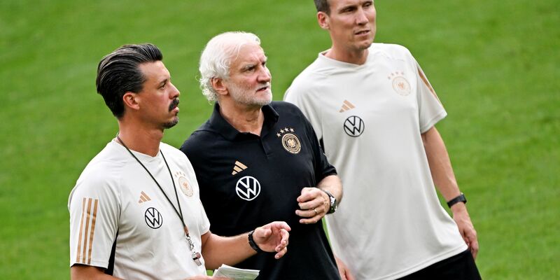 Rudi Völler (M), Sandro Wagner (l) und Hannes Wolf werden das DFB-Team gegen Frankreich betreuen. - Foto: Federico Gambarini/dpa