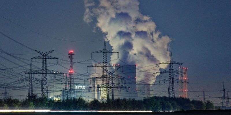 Das Braunkohlekraftwerk Niederaußem: Braunkohle zählt zu den klimaschädlichen Energieträgern. Die UN mahnen an, Maßnahmen gegen den Klimawandel zu ergreifen. - Foto: Henning Kaiser/dpa