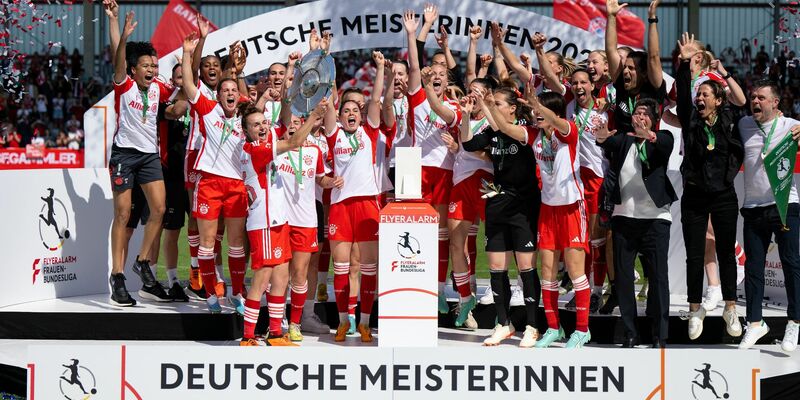 Die Spielerinnen von München jubeln nach dem Spiel mit der Meisterschale. Nun startet die Frauen-Bundesliga in die neue Saison. - Foto: Sven Hoppe/dpa