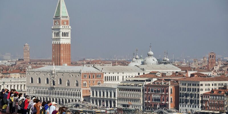 Venedig ist bei Touristen beliebt. - Foto: Soeren Stache/dpa