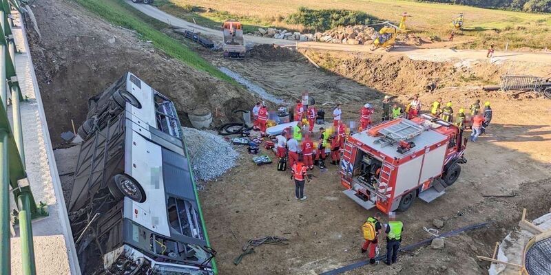 Rettungskräfte arbeiten an der Unfallstelle. - Foto: Doku-Nö/Wimmer M./APA/dpa