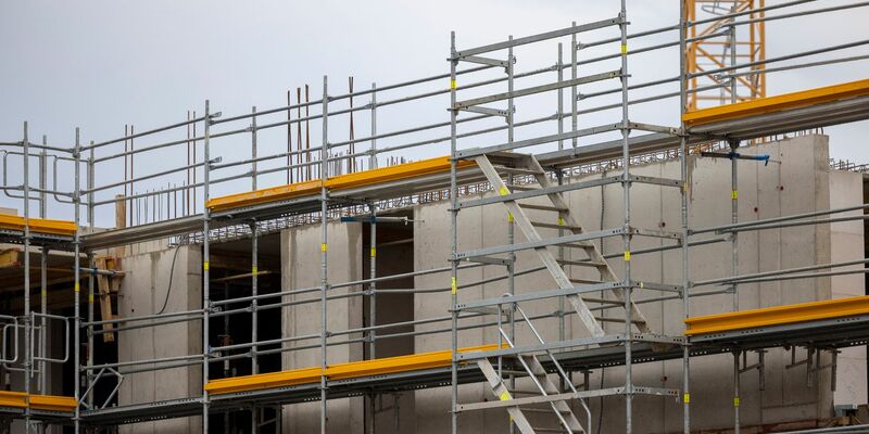 «Aktuell melden 11,9 Prozent der Unternehmen im Wohnungsbau Finanzierungsschwierigkeiten. Das ist der höchste Wert seit über 30 Jahren», teilt das Ifo-Institut mit. - Foto: Thomas Banneyer/dpa
