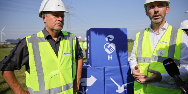 Das Umspannwerk Heide/West. Die rund 140 Kilometer lange Westküstenleitung von der deutsch-dänischen Grenze bis Brunsbüttel steht vor dem Betriebsstart. - Foto: Christian Charisius/dpa