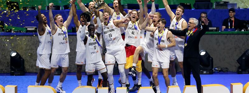 Die Basketball-Weltmeister sind wieder in Deutschland angekommen. - Foto: Matthias Stickel/dpa