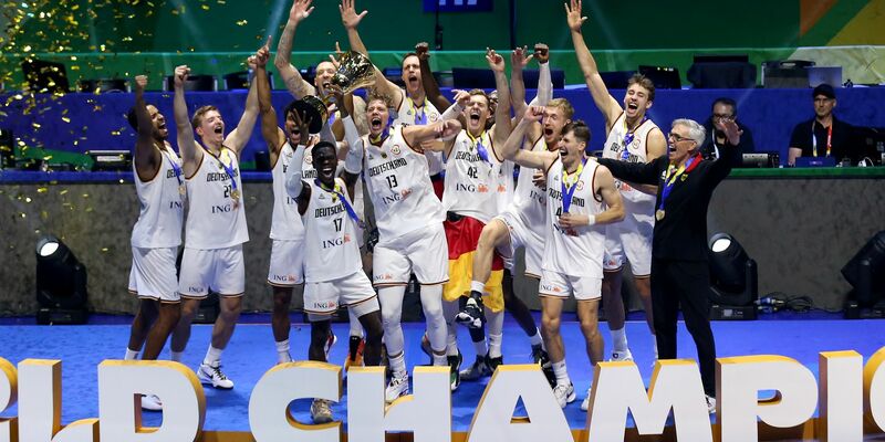 Die Basketball-Weltmeister sind wieder in Deutschland angekommen. - Foto: Matthias Stickel/dpa
