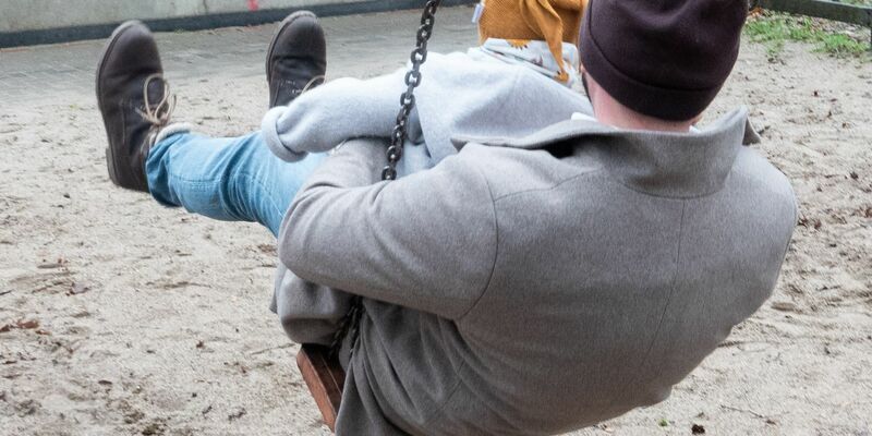 Auch Väter sollen nach der Geburt Zeit mit der Familie verbingen und dabei Geld bekommen. - Foto: Marco Rauch/dpa