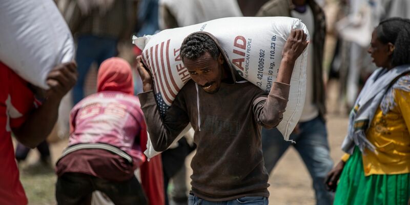 Nahrungsmittelhilfe in Äthiopien. Das WFP ist schon jetzt gezwungen, die Nahrungsrationen bei den meisten seiner Einsätze zu reduzieren, weil die Mittel für humanitäre Hilfe drastisch sinken. - Foto: Ben Curtis/AP/dpa