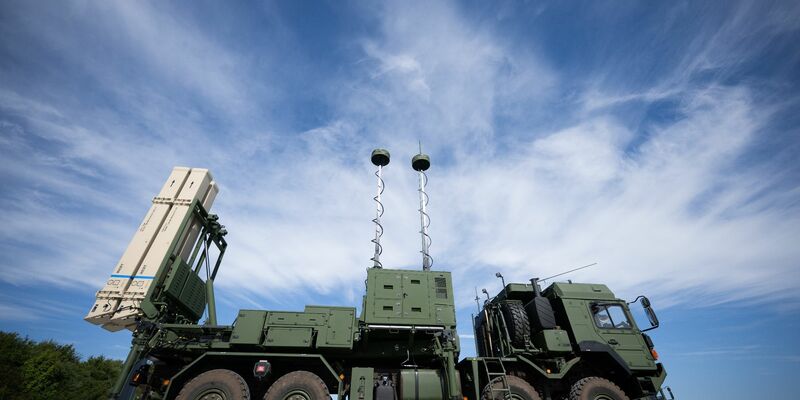 Ein Launcher des Luftverteidigungssystems Iris-T SLM der Firma Diehl Defence: Lettland und Estland haben den Kauf des Mittelstrecken-Flugabwehrsystems vereinbart. - Foto: Sebastian Christoph Gollnow/dpa