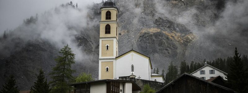 Eine Kirche im Gebiet Graubünden: In der Schweiz gab es im Kirchenumfeld viele Fälle von sexuellen Missbrauch. - Foto: Gian Ehrenzeller/KEYSTONE/dpa