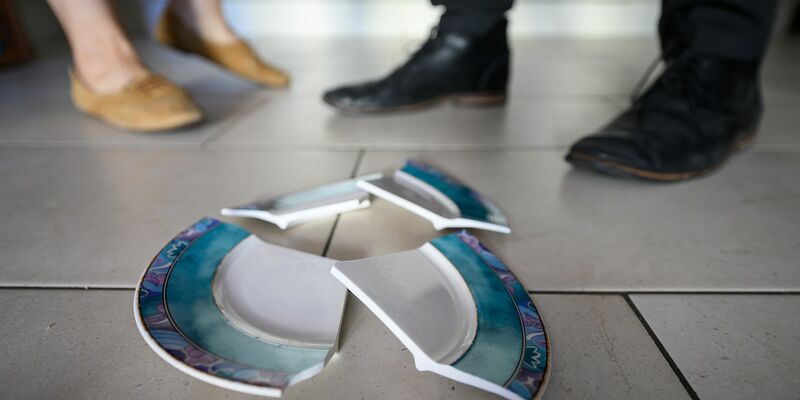 Zerbrochenes Pozellan: Der Weiße Ring kümmert sich um Opfer von Gewalt. (Symbolbild) - Foto: Sebastian Gollnow/dpa