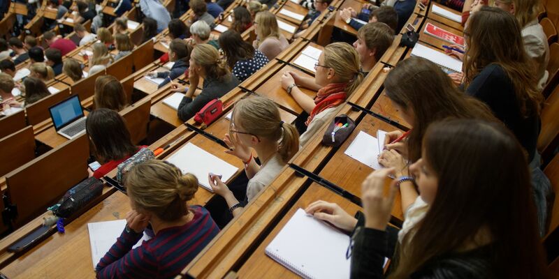 Studenten und Studentinnen verfolgen eine Vorlesung. - Foto: Swen Pförtner/dpa