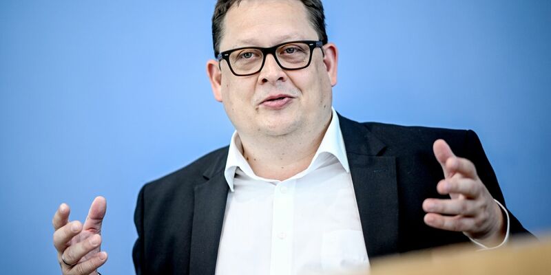 Stefan Schwartze ist Patientenbeauftragter der Bundesregierung. Hier bei der Vorstellung des Berichts der Unabhängigen Patientenberatung Deutschlands (UPD) zu Folgen der Corona-Pandemie. - Foto: Britta Pedersen/dpa