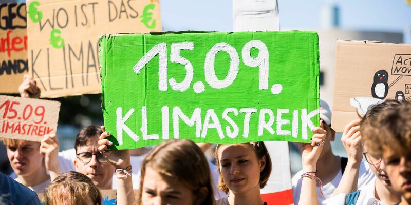 Am 15.09. gehen wieder viele Menschen im Kampf gegen den Klimawandel auf die Straßen. - Foto: Christoph Soeder/dpa