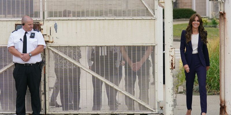 Kate (r), Prinzessin von Wales, besucht das  Gefängnis HMP High Down in Sutton. - Foto: Jonathan Brady/PA Wire/dpa
