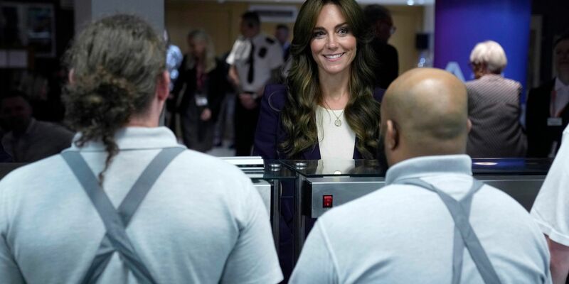 Prinzessin Kate besucht das Gefängnis HMP High Down in Sutton. - Foto: Kin Cheung/AP Pool/AP/dpa
