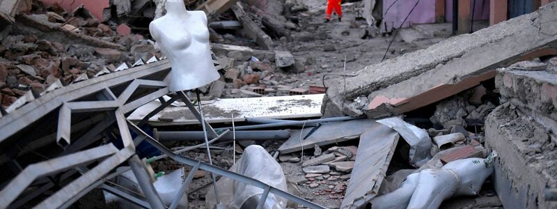 Schaufensterpuppen liegen in den Trümmern von Talat N'yakoub. - Foto: Fernando Sanchez/Europa Press/AP/dpa