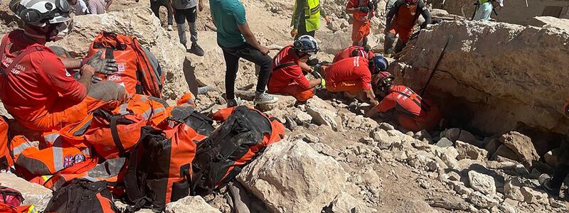 Das britische «International Search and Rescue»-Team sucht nach dem Erdbeben im Hohen Atlasgebirge nach Überlebenden. - Foto: Foreign, Commonwealth & Developm/PA Media/dpa
