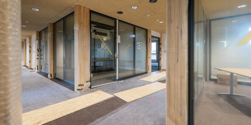 Blick ins Innere des neuen Gebäudes der Kreisverwaltung Mainz-Bingen. Der Neubau hat eine Holzfassade und ist auch im Inneren zu großen Teilen aus Holz. - Foto: Jörg Halisch/dpa