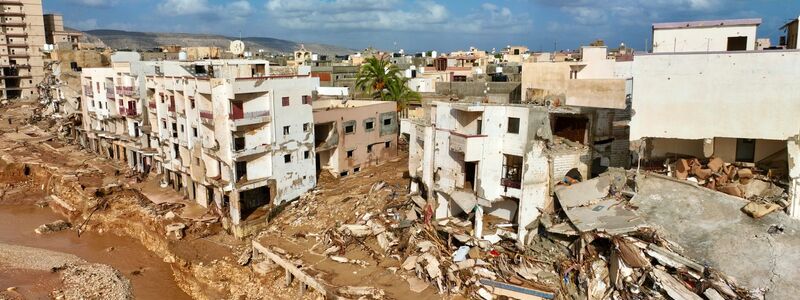 Zerstörte Häuser in der verwüsteten Hafenstadt Darna. - Foto: Jamal Alkomaty/AP