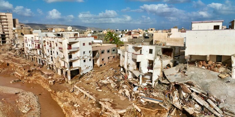 Straßen sind nach Überschwemmungen in Libyen zerstört. - Foto: Jamal Alkomaty/AP