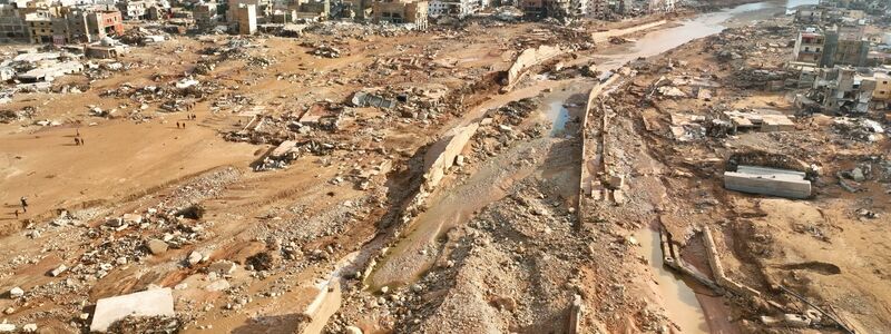 Rund ein Viertel der Hafenstadt Darna sollen verloren gegangen sein. - Foto: Jamal Alkomaty/AP/dpa