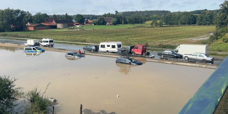 Fahrzeuge versinken auf der überfluteten Autobahn 2 in den Wassermassen. - Foto: Lametz Mauermann/News 4 Video-Line TV/dpa
