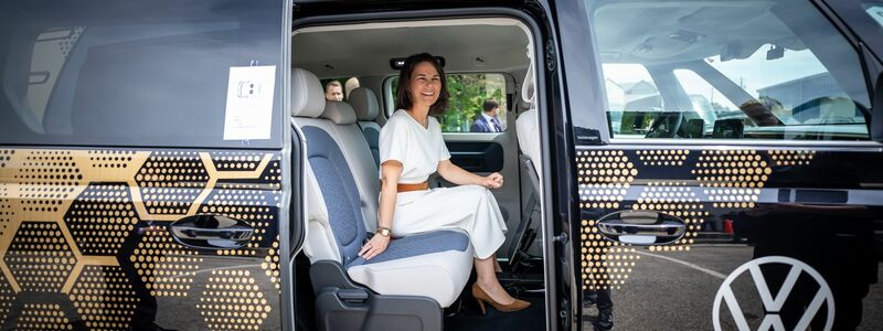 Bundesaußenministerin Annalena Baerbock sitzt in Austin in einem selbstfahrenden Auto von VW-USA und Mobileye. - Foto: Michael Kappeler/dpa