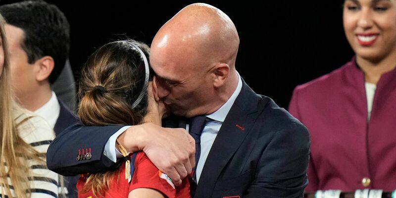 Rubiales hat sich in einem Interview zum Kuss-Skandal am Rande des WM-Finals geäußert. - Foto: Alessandra Tarantino/AP/dpa