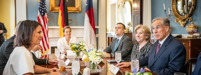 Der texanische Gouverneur Greg Abbott (r) empfängt Bundesaußenministerin Annalena Baerbock in Austin. - Foto: Michael Kappeler/dpa