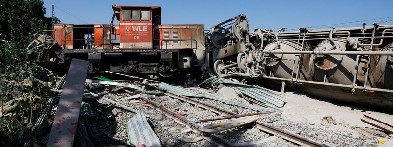 Ein Teil des entgleisten Güterzuges an der Unfallstelle in Geseke. - Foto: Friso Gentsch/dpa