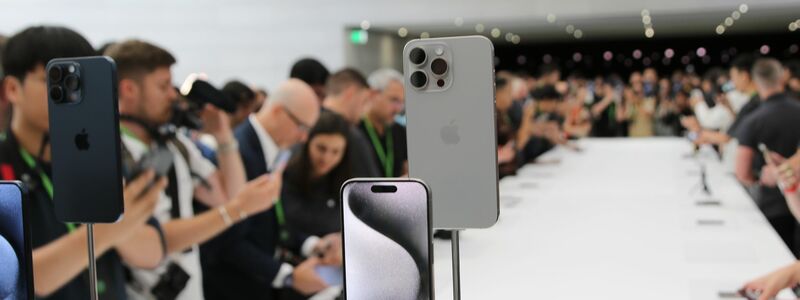 Journalisten umlagern auf dem Apple-Event das neue iPhone 15 Pro im Steve-Jobs-Theater auf dem Firmencampus in Cupertino. - Foto: Christoph Dernbach/dpa