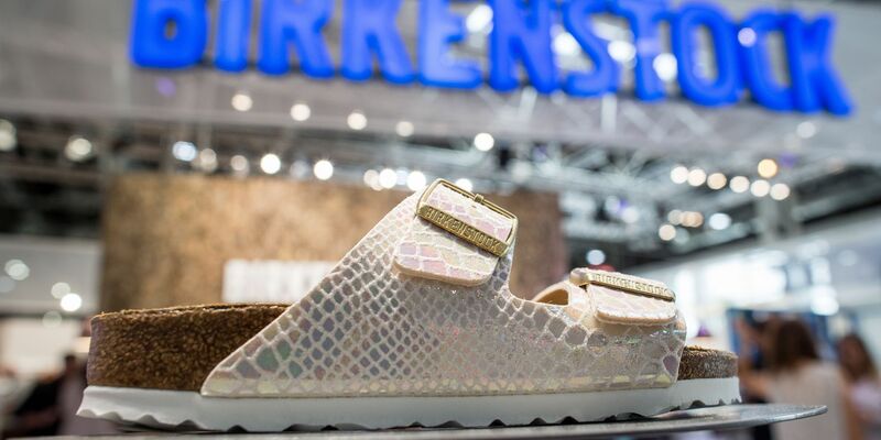 Schuh mit Tradition: Die Ursprünge von Birkenstock reichen nach Unternehmensangaben fast 250 Jahre bis 1774 zurück. - Foto: Maja Hitij/dpa