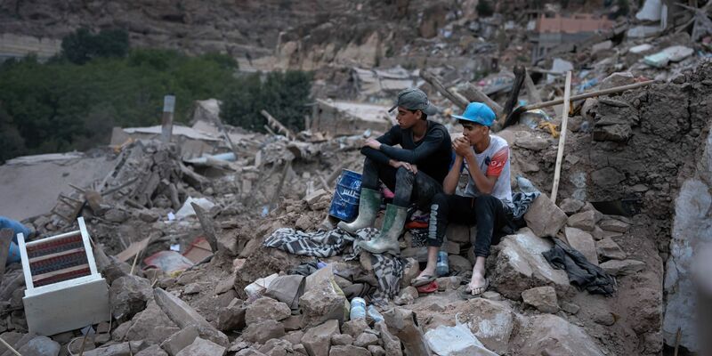 Rettungskräfte suchen in Imi N'tala in den Trümmern eines eingestürzten Hauses nach einem möglichen Überlebenden. - Foto: Ximena Borrazas/SOPA Images via ZUMA Press Wire/dpa