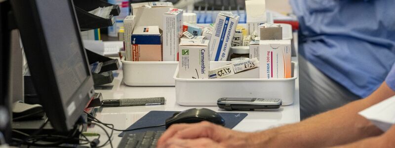 Auf einer Station im Krankenhaus stellen Pflegekräfte am Computer Medikamente zusammen. - Foto: Stefan Puchner/dpa
