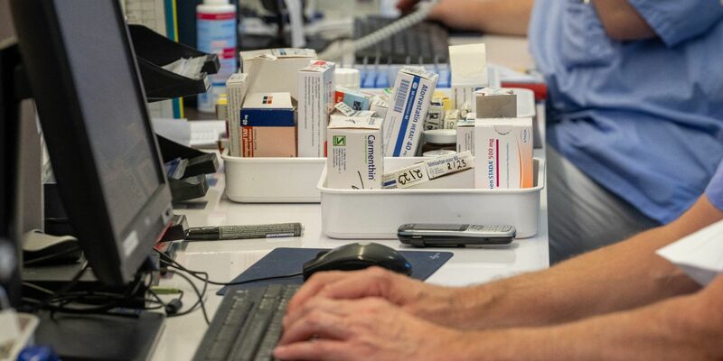 Auf einer Station im Krankenhaus stellen Pflegekräfte am Computer Medikamente zusammen. - Foto: Stefan Puchner/dpa