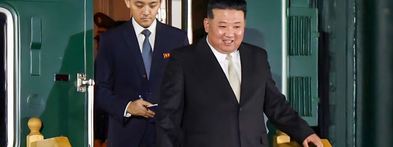Nordkoreas Staatschef Kim Jong Un steigt aus seinem Zug, nachdem er die Grenze zu Russland in Chassan etwa 127 Kilometer südlich von Wladiwostok überquert hat. - Foto: Uncredited/Press Office of the Primorsky Krai Region Administration/AP/dpa