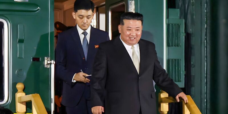 Nordkoreas Staatschef Kim Jong Un steigt aus seinem Zug, nachdem er die Grenze zu Russland in Chassan etwa 127 Kilometer südlich von Wladiwostok überquert hat. - Foto: Uncredited/Press Office of the Primorsky Krai Region Administration/AP/dpa
