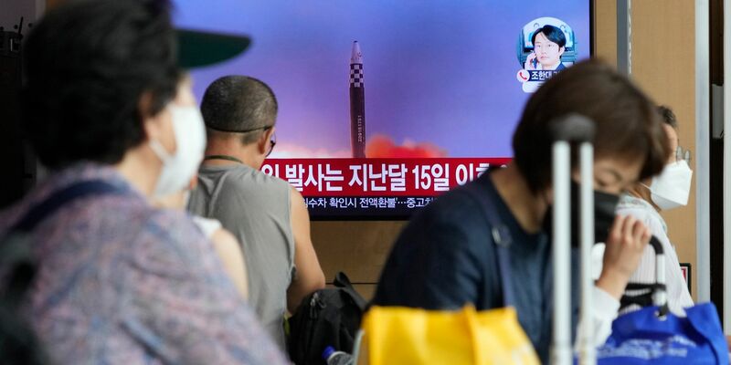 Ein Fernsehbildschirm im Seouler Bahnhof zeigt ein Bild eines älteren nordkoreanischen Raketenstarts. - Foto: Ahn Young-joon/AP