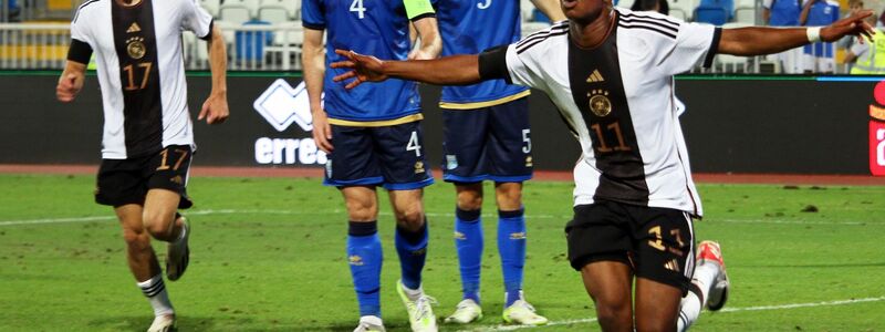 Dortmunds Youssoufa Moukoko (r) erzielte zwei Treffer für die U21-Nationalmannschaft. - Foto: -/dpa