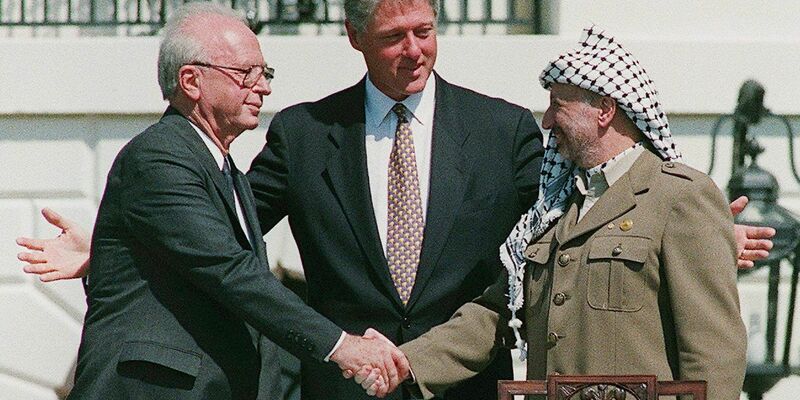 Ein Handschlag, der die Hoffnungen auf einen Frieden zwischen Israel und den Palästinensern symbolisiert: Der damalige Ministerpräsident von Israel, Izchak Rabin (l), und Jassir Arafat (r), damaliger Vorsitzender der Palästinensischen Befreiungsorganisation PLO, geben sich im Beisein von Ex-US-Präsident Bill Clinton die Hand. - Foto: Avi Ohayon/Israeli Government Pr/EPA/dpa