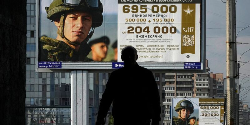 Plakate in St. Petersburg werben für den Wehrdienst in der russischen Armee. - Foto: Dmitri Lovetsky/AP/dpa