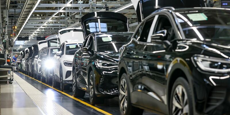 Verschiedene E-Fahrzeuge laufen im Werk von Volkswagen in Zwickau übers Band - besonders beliebt scheinen sie nicht zu sein. - Foto: Jan Woitas/dpa