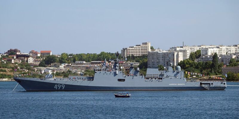 Ein russisches Kriegsschiff liegt vor der Hafenstadt Sewastopol. Hier soll es zu einem ukrainischen Angriff gekommen sein. - Foto: Ulf Mauder/dpa
