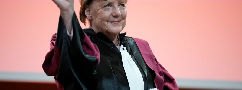 Ex-Bundeskanzlerin Angela Merkel hat erst kürzlich die Ehrendoktorwürde erhalten. Jetzt feierte sie erneut ihr Abitur. - Foto: Lewis Joly/AP/dpa