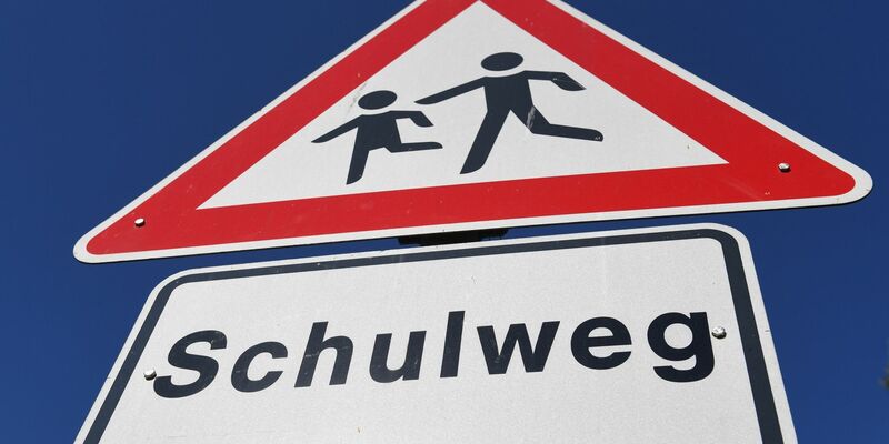 Ein Mann soll ein Mädchen auf dem Weg zur Schule entführt und sexuell missbraucht haben. (Symbolbild) - Foto: Stefan Sauer/dpa-Zentralbild/dpa