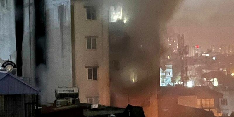 Rauch steigt aus einem brennenden Gebäude in Hanoi. - Foto: Nhan Huu Sang/VNA/AP/dpa