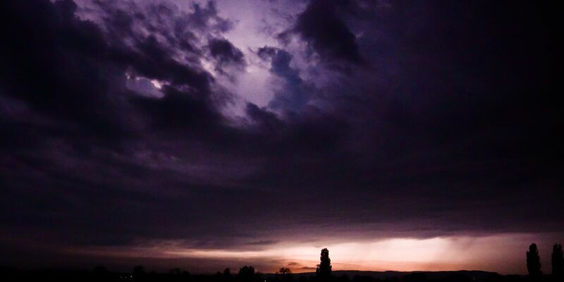 Unwetter mit Blitzschlag und Starkregen sind in der Nacht über Niedersachsen hinweggezogen. - Foto: Julian Stratenschulte/dpa