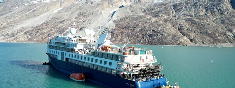 Das Kreuzfahrtschiff «Ocean Explorer» ist auf Grund gelaufen. - Foto: Uncredited/SIRIUS/Joint Artic Command/AP/dpa