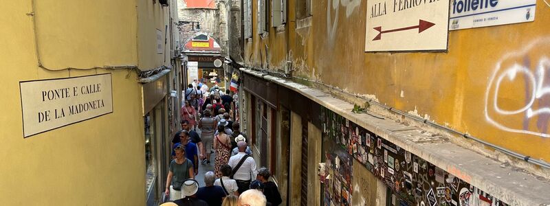 Besucher drängen sich in Venedigs Calle de la Madoneta. - Foto: Christoph Sator/dpa