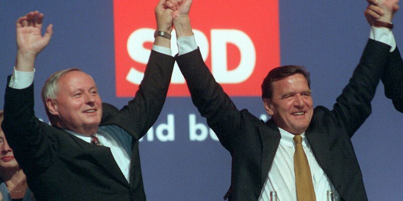Lang ist's her: Der damalige SPD-Kanzlerkandidat Gerhard Schröder (r) und der damalige SPD-Chef Oskar Lafontaine bei der Wahlkampfabschlußveranstaltung ihrer Partei vor fast 25 Jahren. - Foto: Peer Grimm/Zentralbild/dpa